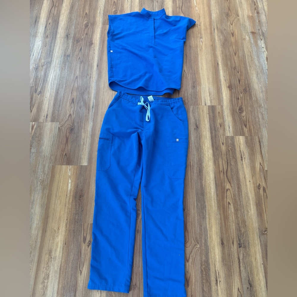 Figs Rafaela Too and Pans-  Oversized and Pants M